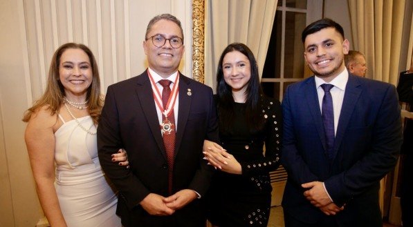 O desembargador Paulo Augusto de Freitas Oliveira, com a esposa Tayna Calado e os filhos Letícia e Paulo Victor em evento no salão nobre do TJPE