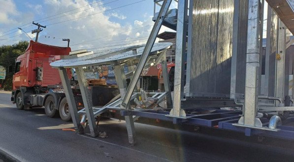 Imagem da carreta tombada com base de torre eólica em Igarassu