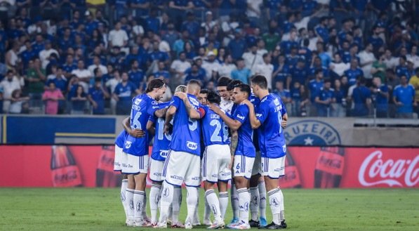 Jogadores do Cruzeiro em última conversa antes da bola rolar