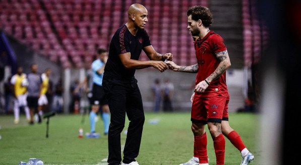 Imagem do técnico Pepa e o meia Lucas Lima na beira do campo do jogo do Sport