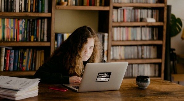 Imagem de uma mulher estudando no computador