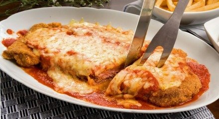 Contrafilé à parmegiana (Imagem: Mauricio Sanches do Prado | Shutterstock)