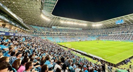 Imagem dos torcedores na Arena do Grêmio, em Porto Alegre