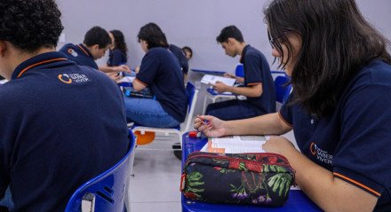 Estudantes do Colégio Saber Viver em sala de aula