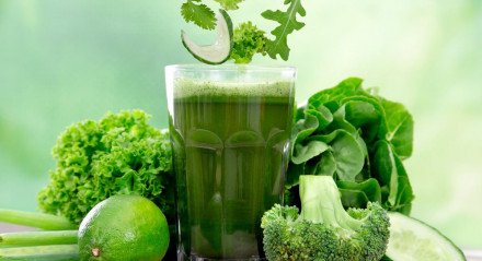 Suco verde (Imagem: Lukas Gojda | Shutterstock)