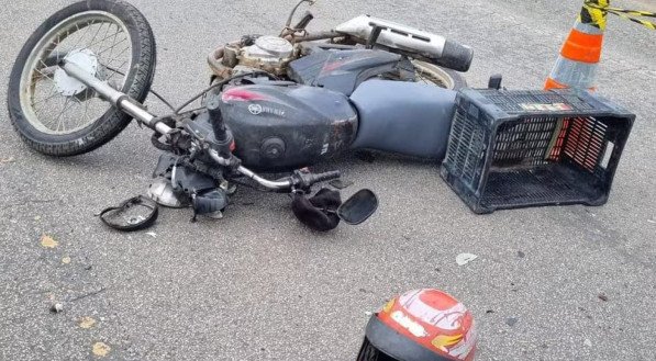 Imagem da moto no chão