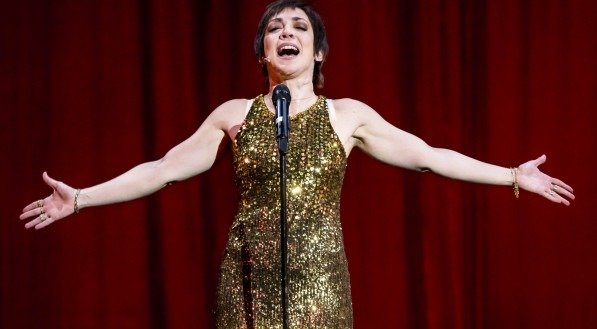 Imagem da atriz Laila Garin interpretando Elis Regina no musical "Elis A Musical" 