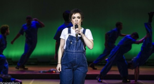 Imagem da atriz Laila Garin interpretando Elis Regina no musical "Elis A Musical" 