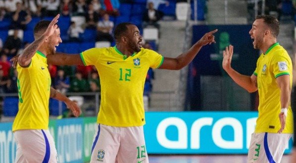 Imagem de jogadores da seleção brasileira de futsal comemorando gol na Copa do Mundo