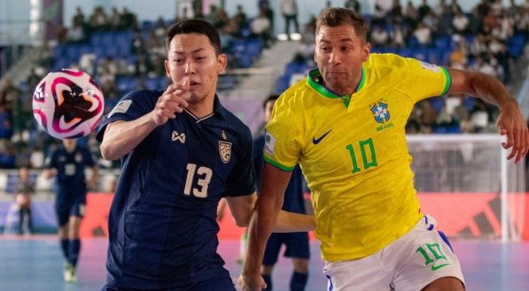 Imagem do pivô Pito disputando bola com jogador da Tailândia