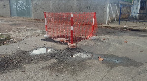 Buraco fechado pela Compesa em rua de Paulista, conforme mostra o leitor Henrique Lotto