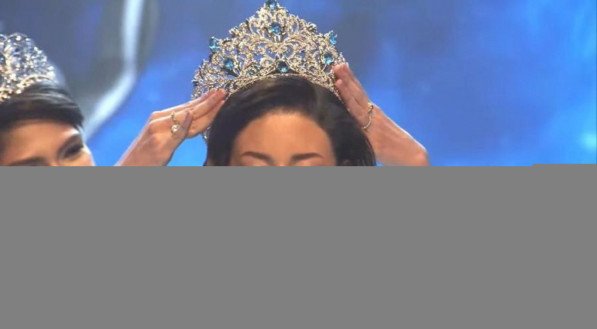 Luana Cavalcante sendo coroada como Miss Universe Brasil 2024 pela Miss Universo 2023 Sheynnis Palacios