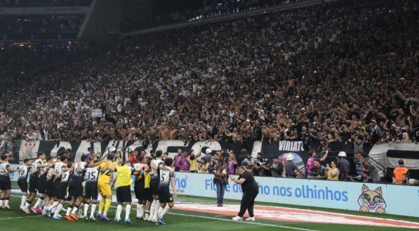 Jogadores do Corinthians comemoram com a torcida na Neo Química Arena