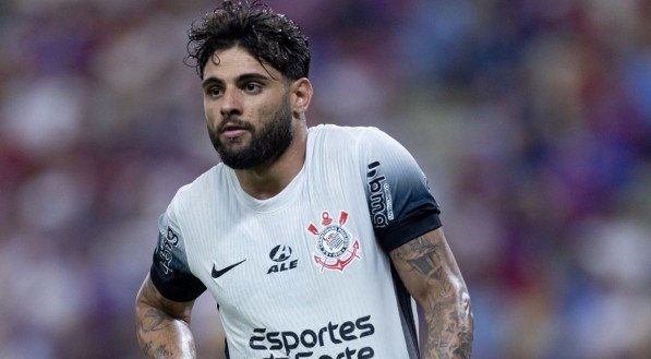 Yuri Alberto tirando a camisa para comemora gol