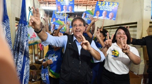 Gilson Machado (PL) promoveu uma caminhada pelo bairro de Casa Amarela, Zona Norte do Recife, acompanhado de sua vice, Leninha Dias (PL)