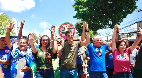 Daniel Coelho faz caminhada na Mustardinha acompanhado da vice-governadora Priscila Krause