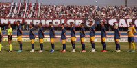 Imagem do elenco do Retrô perfilado em campo antes do jogo contra o Anápolis