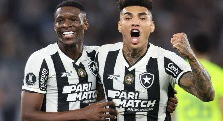 Imagem dos jogadores do Botafogo comemorando gol pelo Brasileirão