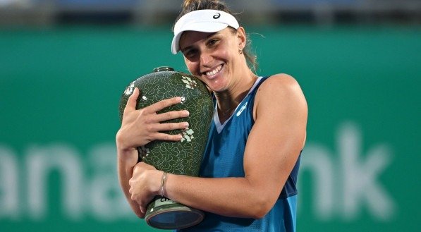 Bia Haddad Maia segura troféu do WTA 500 de Seul