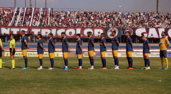 Imagem do elenco do Retrô perfilado em campo antes do jogo contra o Anápolis