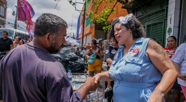 Dani Portela (PSOL), em caminhada realizada neste domingo (22), no Mercado de Afogados