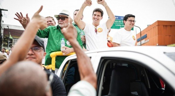 Candidato à reeleição, João Campos (PSB) realizou carreata que percorreu 10 bairros da Zona Norte, na manhã deste domingo (22)