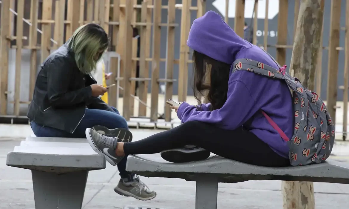 Educadores elogiam possível restrição ao uso de celulares nas escolas