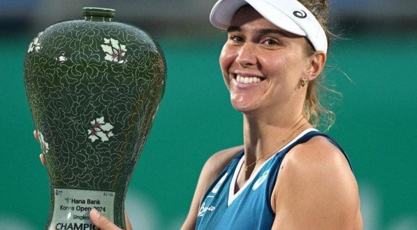 Bia Haddad com o trof&eacute;u de campe&atilde; do WTA 500