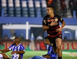 Imagem do lateral Igor Cariús comemorando gol pelo Sport sobre o Paysandu