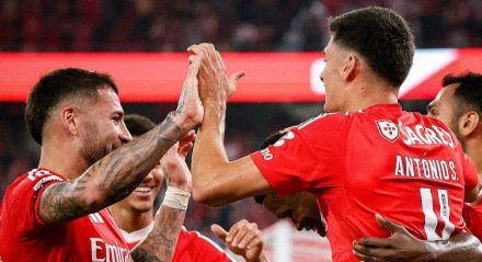 Imagem dos jogadores do Benfica se cumprimentado em jogo