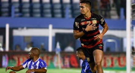 Imagem do lateral Igor Cariús comemorando gol pelo Sport sobre o Paysandu