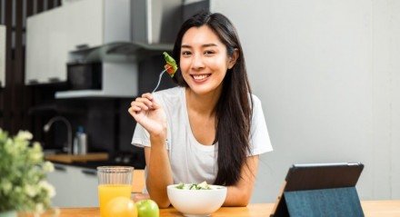 A alimentação pode ajudar a regular o estresse e a reduzir os seus impactos (Imagem: GBJSTOCK | Shutterstock)