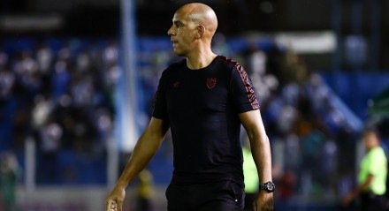 Imagem do técnico Pepa na beira do gramado no jogo entre Paysandu x Sport pela Série B