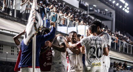 Jogadores do Santos abraçados próximo à bandeira de escanteio