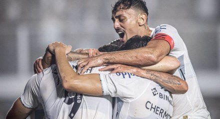 Jogadores do Santos abraçados em comemoração