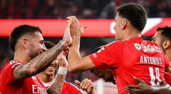 Imagem dos jogadores do Benfica se cumprimentado em jogo