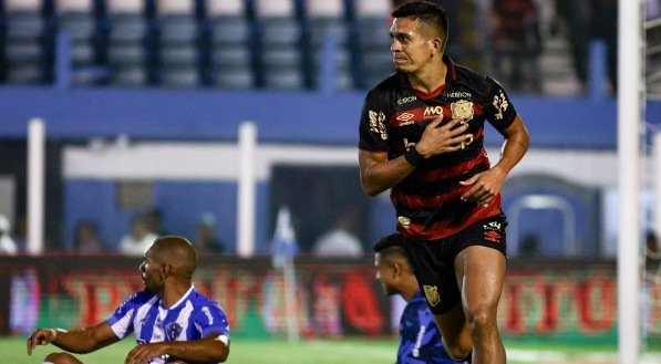 Imagem do lateral Igor Cariús comemorando gol pelo Sport sobre o Paysandu