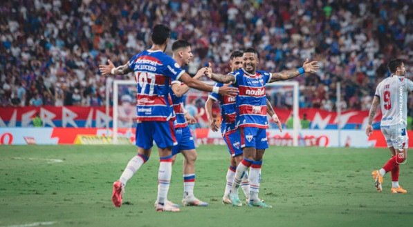 Marinho abre os braços e comemora um dos gols sobre o Bahia