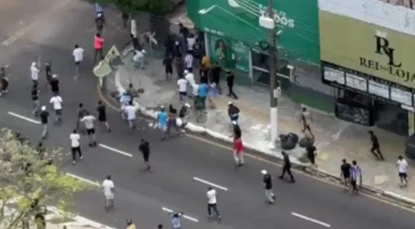 Imagem de torcedores de Sport e Paysandu brigando em Belém, no Pará