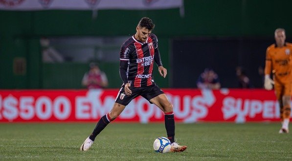 Matheus Costa em atuação pelo Botafogo-SP