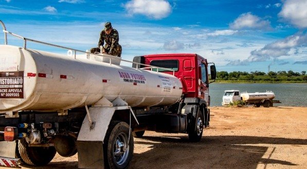 Soldado do Exército Brasileiro atuando na operação Carro-Pipa.