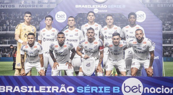 Jogadores do Santos perfilados em frente à placa da Série B