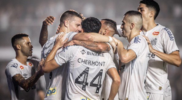 Jogadores do Santos abraçados em comemoração