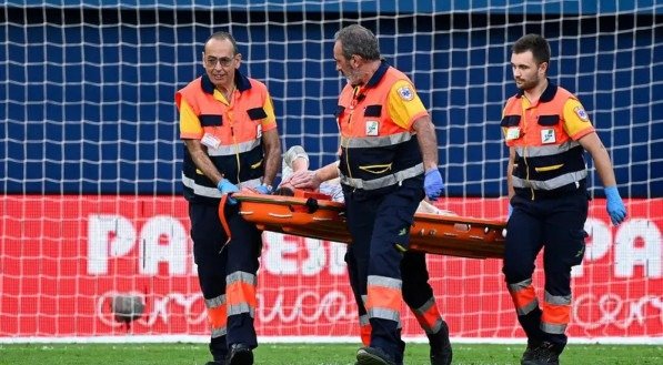 Ter Stegen, goleiro do Barcelona, é retirado de campo pela equipe médica