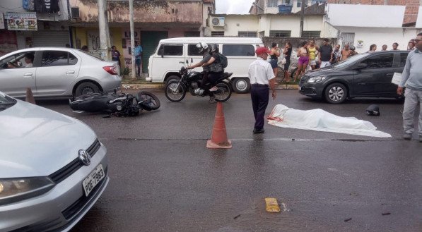 Motoqueiro de aplicativo de transporte de passageiros, como Uber e 99 Moto, morre ao fazer ultrapassagem indevida no Cordeiro, Zona Oeste do Recife