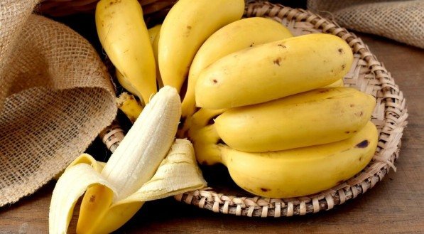 O consumo de banana traz diversos benefícios para a saúde (Imagem: itaci | Shutterstock)