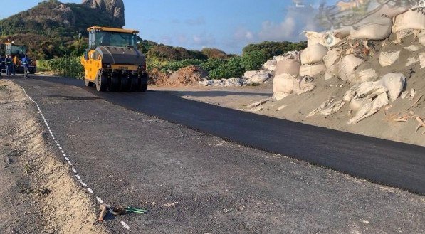 Começou o recapeamento da pista do Aeroporto de Noronha após dois anos de espera
