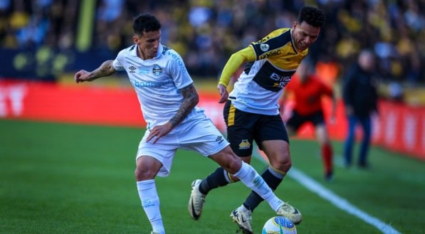 Lance da partida entre Gr&ecirc;mio e Crici&uacute;ma no Estadio Heriberto Hulse