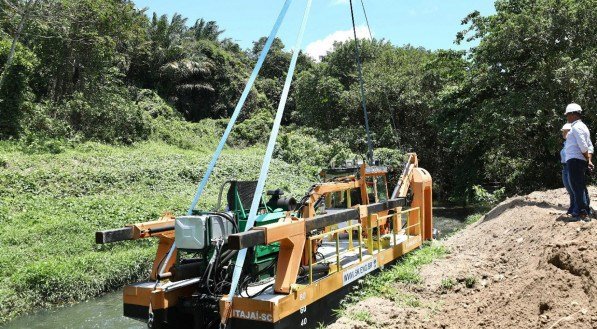 Obras de alargamento do Rio Tejipió.