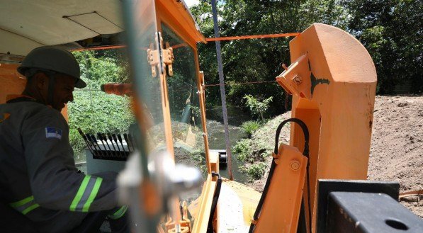 Obras de alargamento do Rio Tejipió.